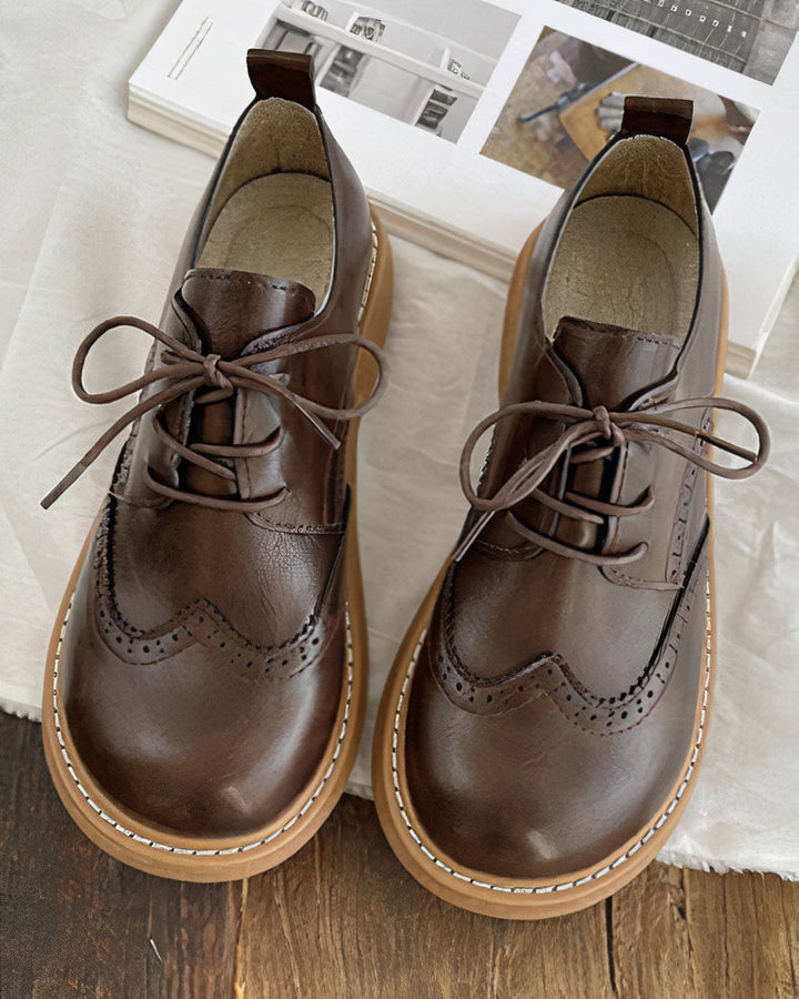 Vue latérale des chaussures Oxford femme Isadora avec lacets. Style rétro polyvalent et confortable.