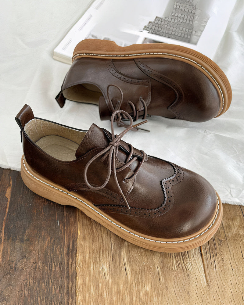 Femme portant des chaussures Oxford Isadora rétro. Look élégant, classique et confortable pour le bureau.