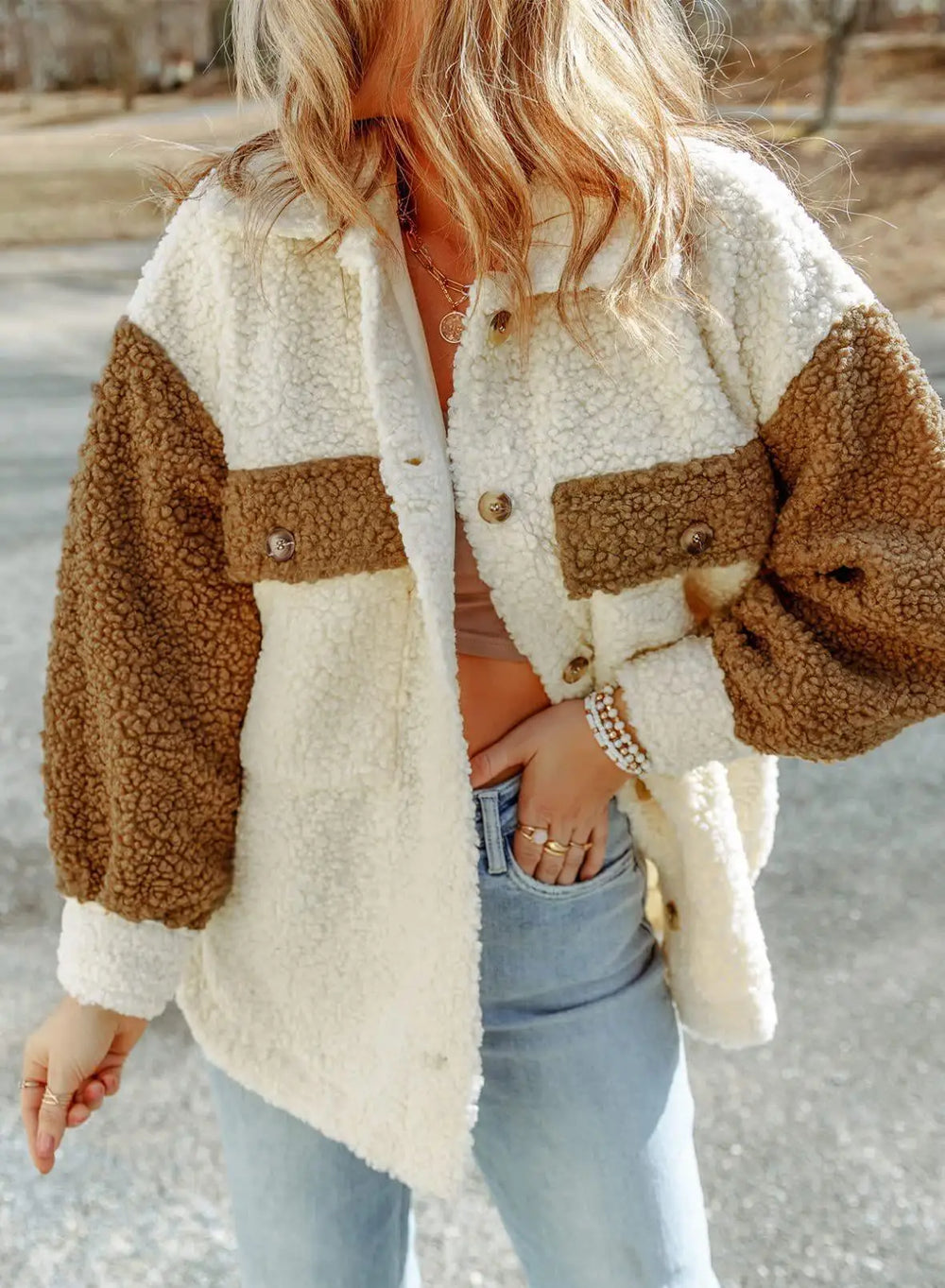 Veste d'hiver femme Sherpa élégante. Douillette, confortable et moderne, parfaite pour affronter le froid.