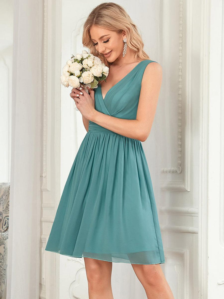 Robe midi élégante, col V, parfaite pour demoiselle d'honneur ou événement formel.