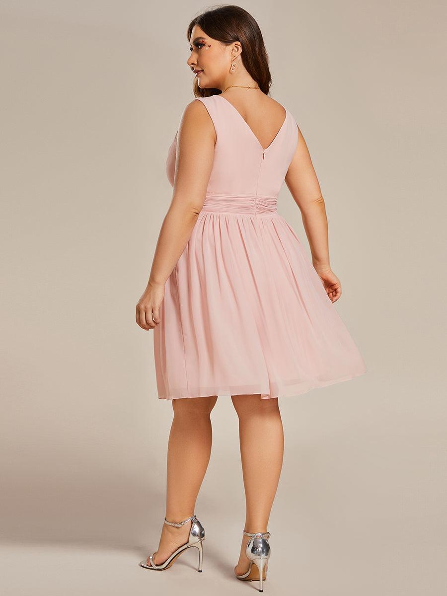 Demoiselle d'honneur en robe midi élégante, col V, style fluide, pour cérémonie réussie.