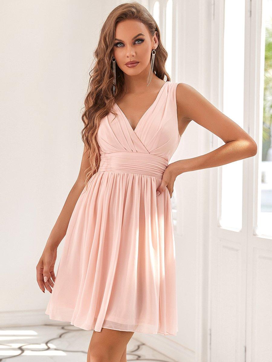 Robe midi demoiselle d'honneur élégante, col V, fluide, pour cérémonie de mariage.