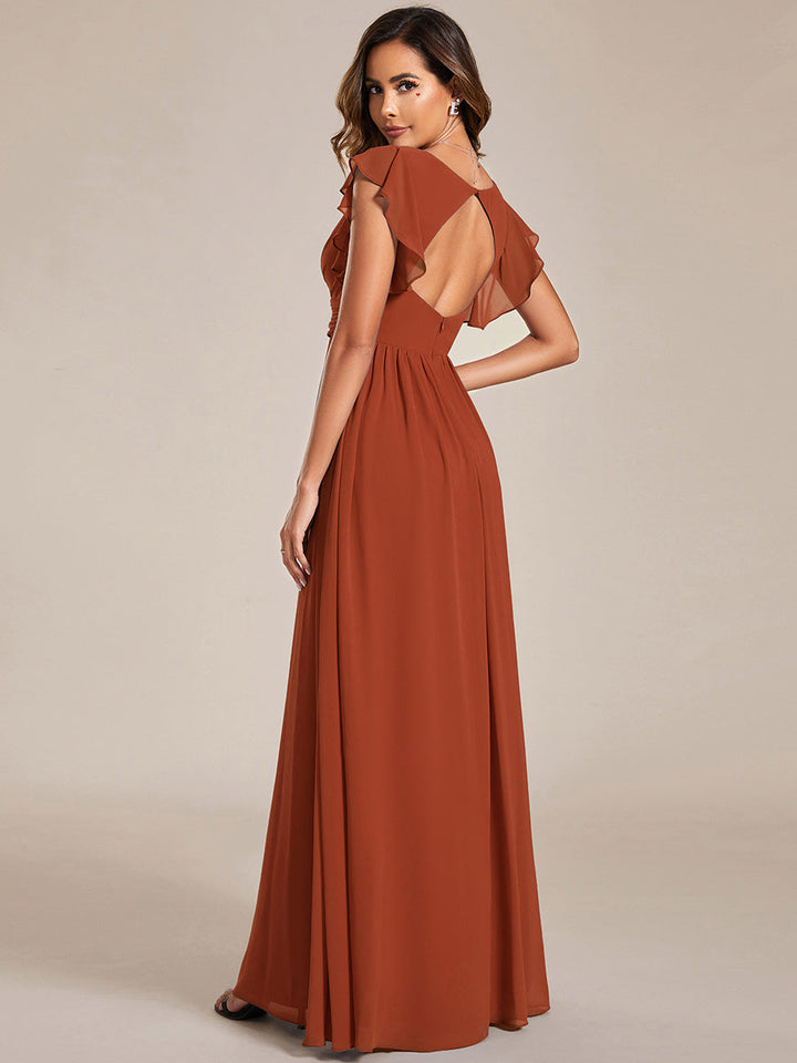 Silhouette élégante d'une robe longue demoiselle d'honneur, dos ouvert, idéale pour le printemps.