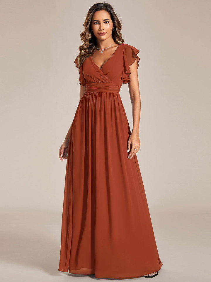 Vue de face d'une robe longue demoiselle d'honneur, col en V, coupe fluide et féminine.