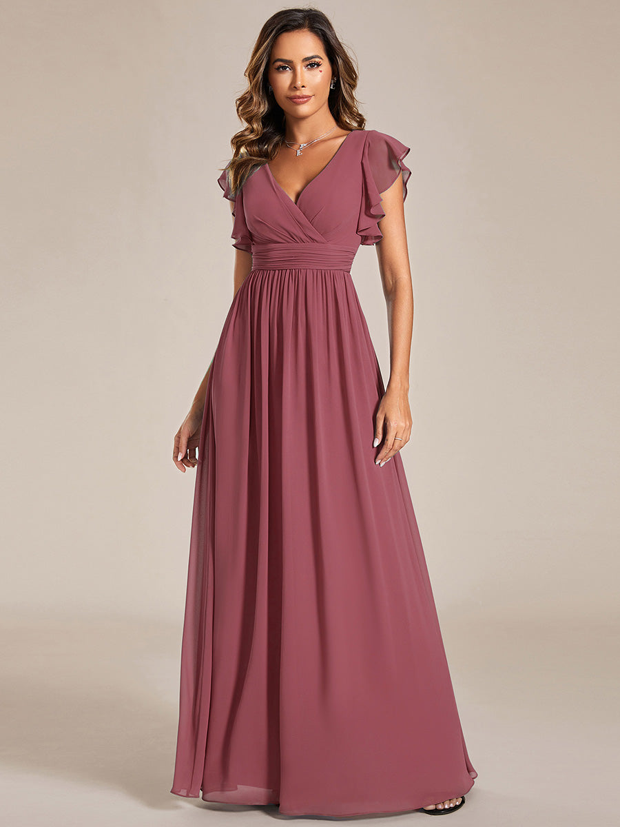 Robe de demoiselle d'honneur élégante, dos ouvert. Fluide et longue pour un mariage d'été romantique.