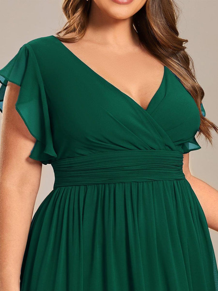 Robe de cérémonie dos ouvert, col en V. Élégante et fluide pour une femme. Manches courtes.