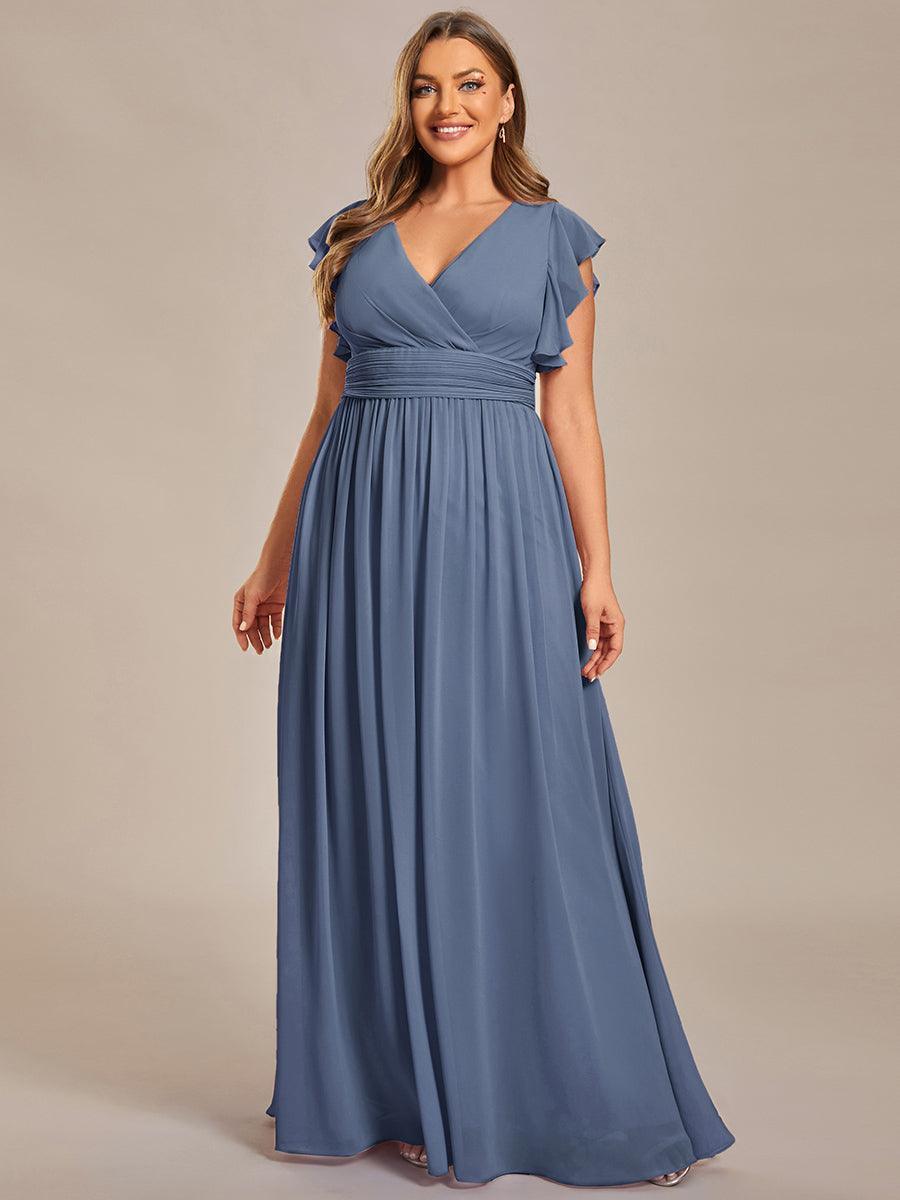 Robe longue élégante, dos ouvert, col en V. Un choix fluide pour les mariages d'été.