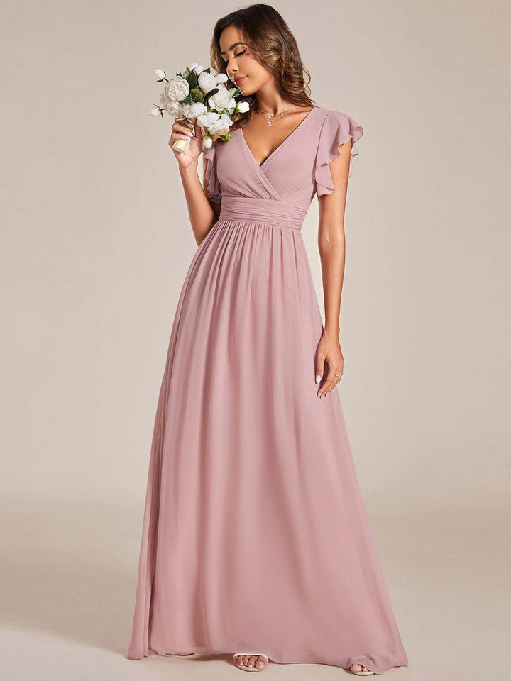 Robe de demoiselle d'honneur, col en V, manches courtes, dos ouvert. Style fluide et élégant.
