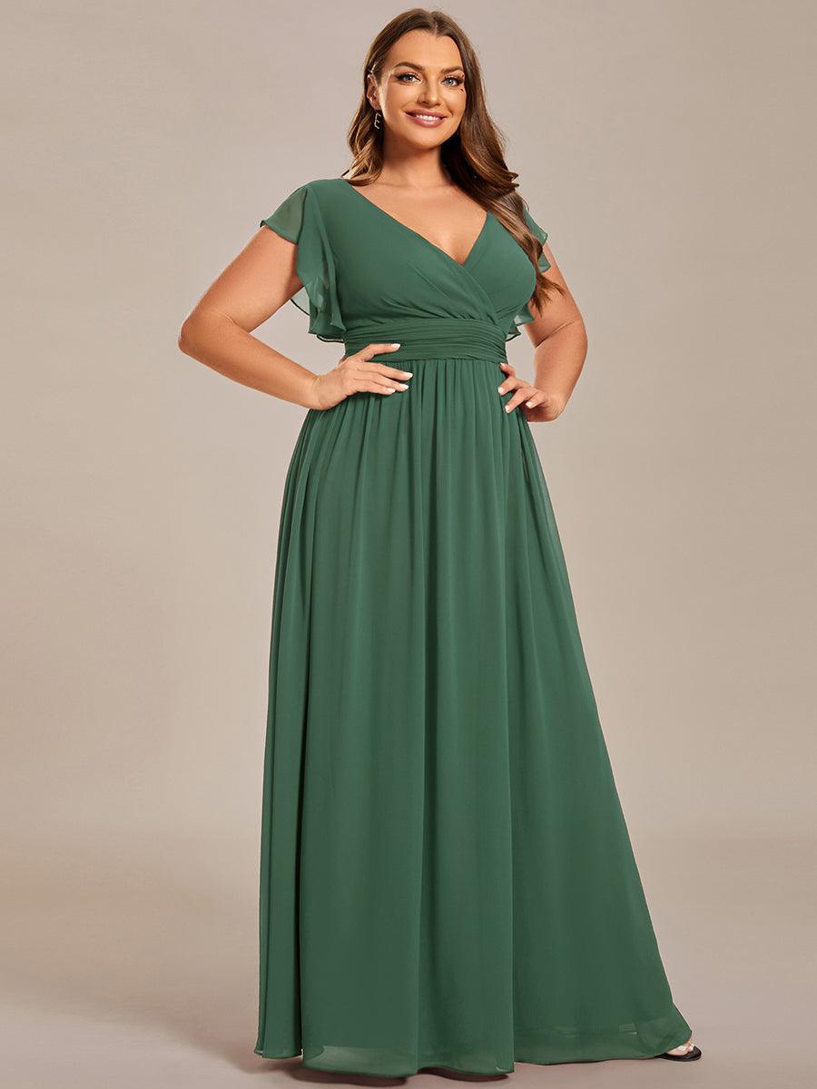 Robe de fête élégante, dos ouvert, manches courtes. Fluide et maxi pour une femme chic et moderne.