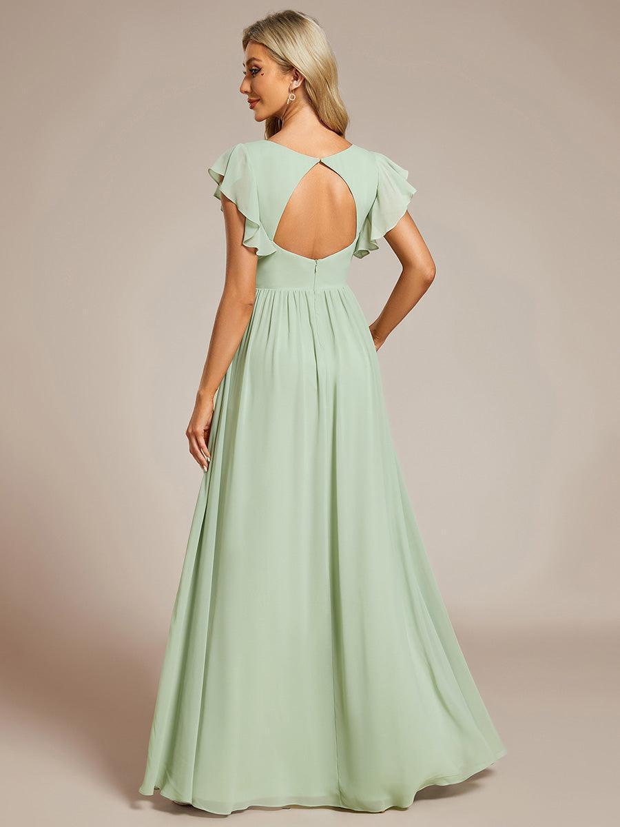 Robe de cérémonie élégante, col en V, dos ouvert. Fluide et maxi pour un mariage en été.