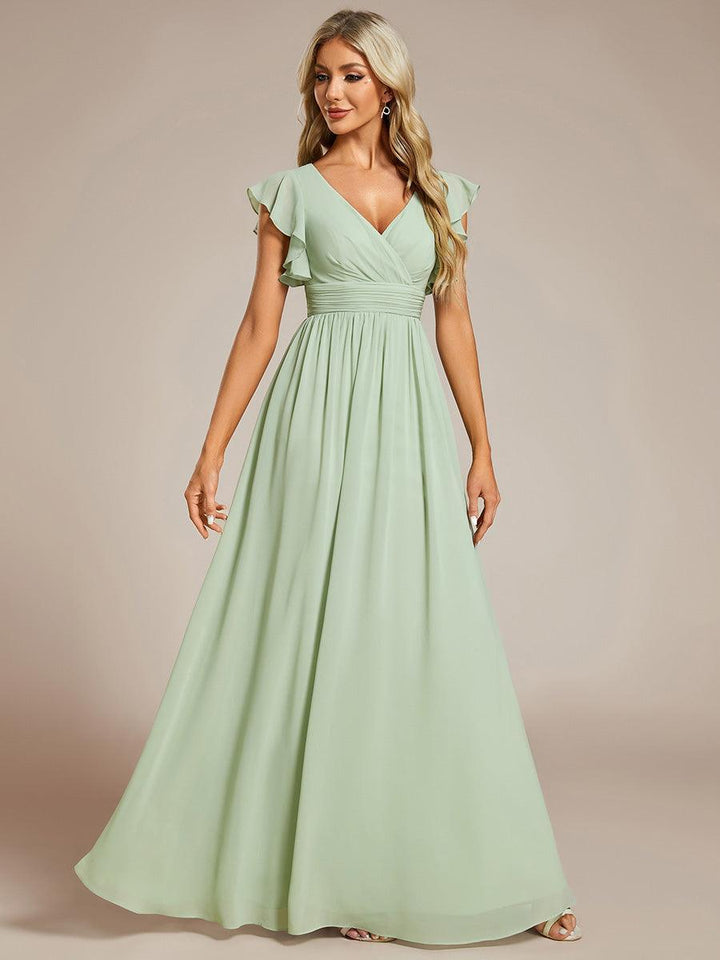 Robe de soirée maxi, dos ouvert, col en V. Idéale pour une demoiselle d'honneur élégante.