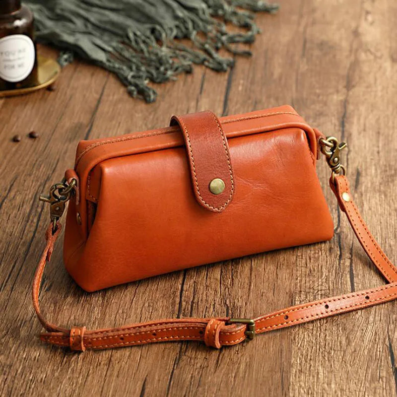 Sac bandoulière vert Amber en cuir, chic et pratique. Mode femme, bandoulière réglable.