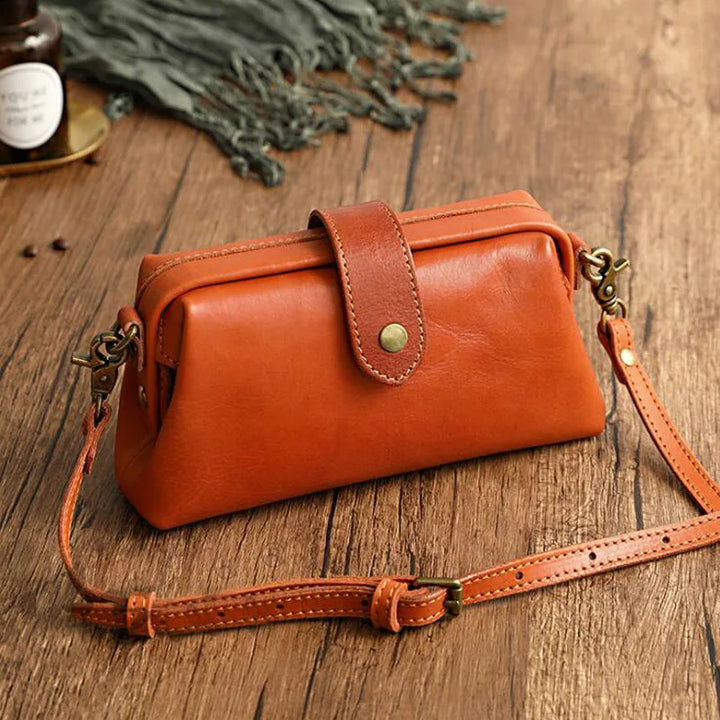 Sac bandoulière vert Amber en cuir, chic et pratique. Mode femme, bandoulière réglable.