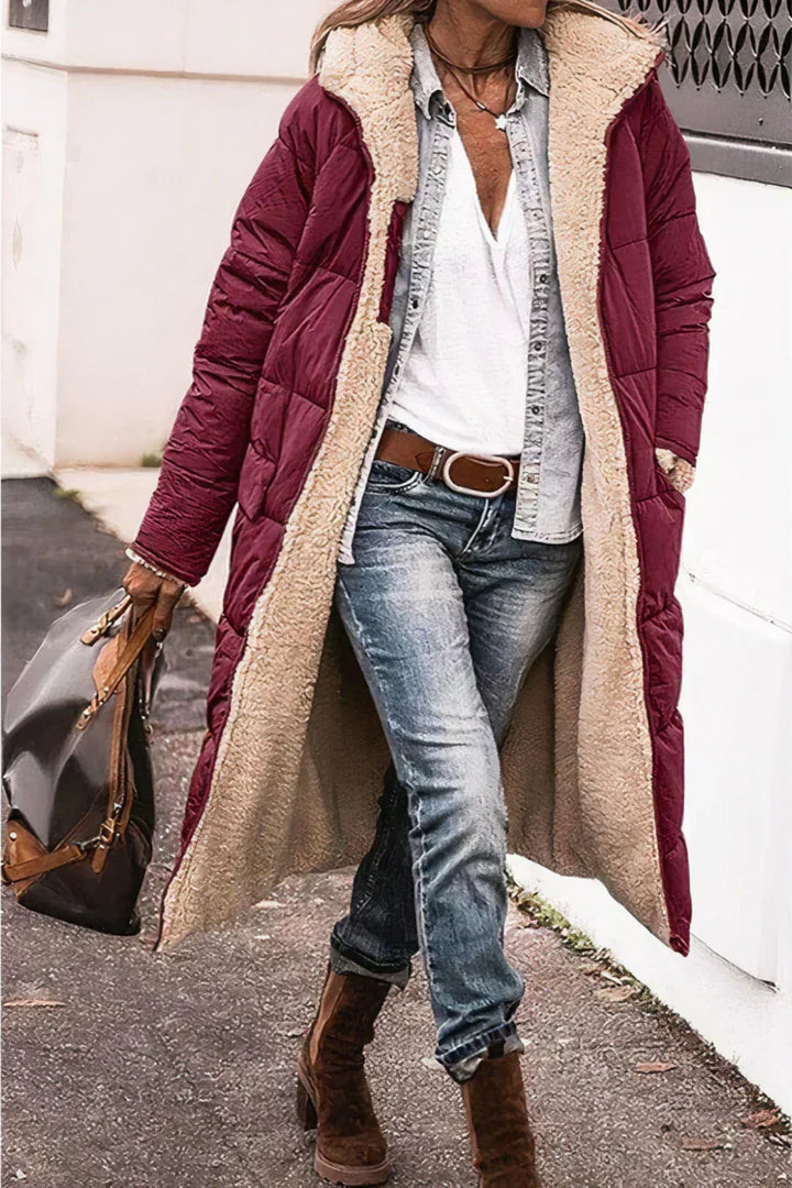 Manteau réversible Theodora, affichant son côté uni pour une élégance discrète et chaude en hiver.