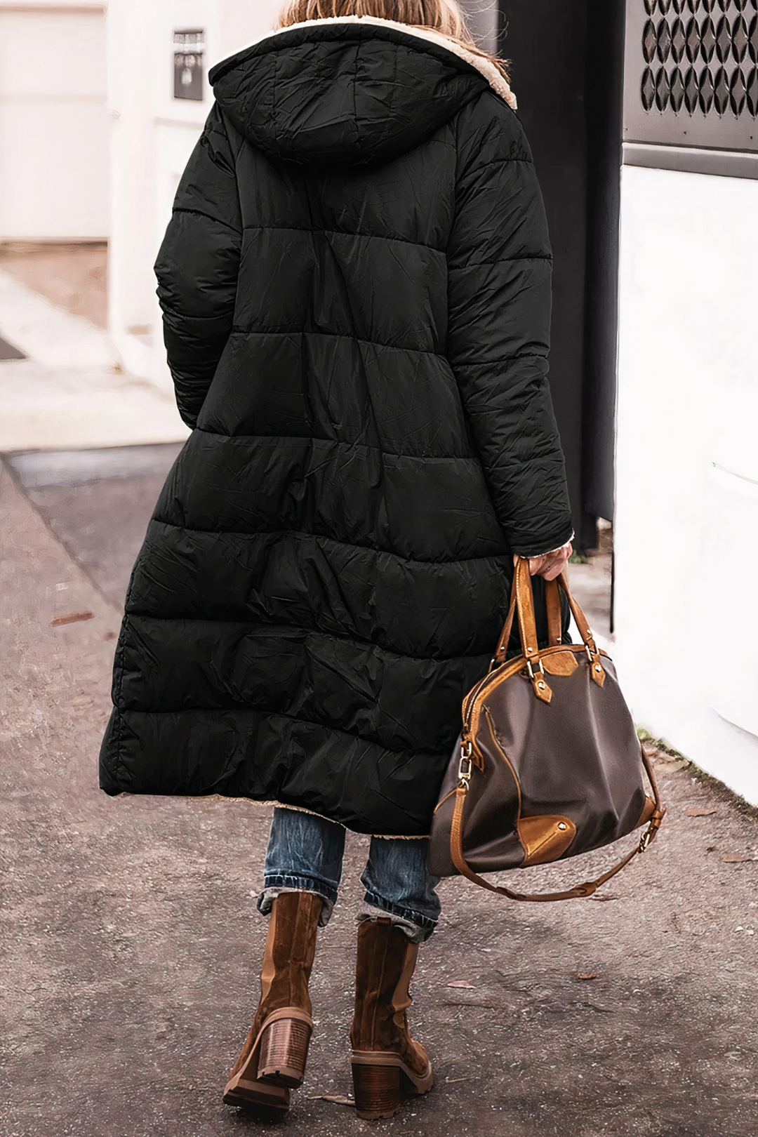 Manteau long matelassé Greta, couleur classique, offrant un confort optimal et une chaleur mode aux femmes.
