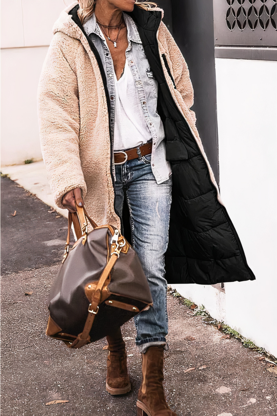 Silhouette élégante en manteau long matelassé Greta, idéal pour femmes, alliant chaleur et style hivernal.