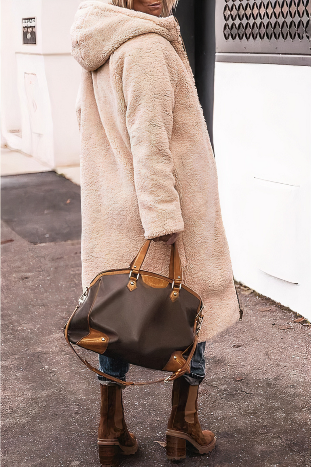 Look urbain avec le manteau long matelassé Greta, veste élégante et chaude pour femmes en hiver et automne.