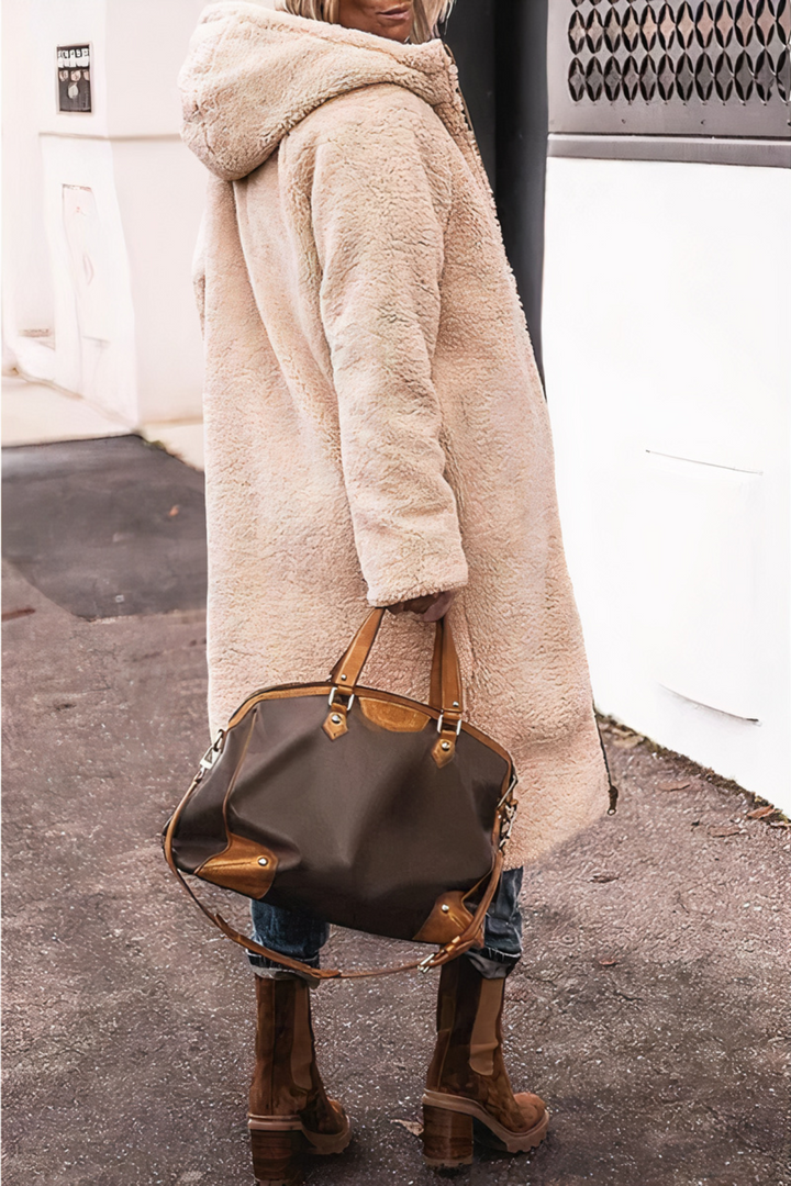 Look urbain avec le manteau long matelassé Greta, veste élégante et chaude pour femmes en hiver et automne.