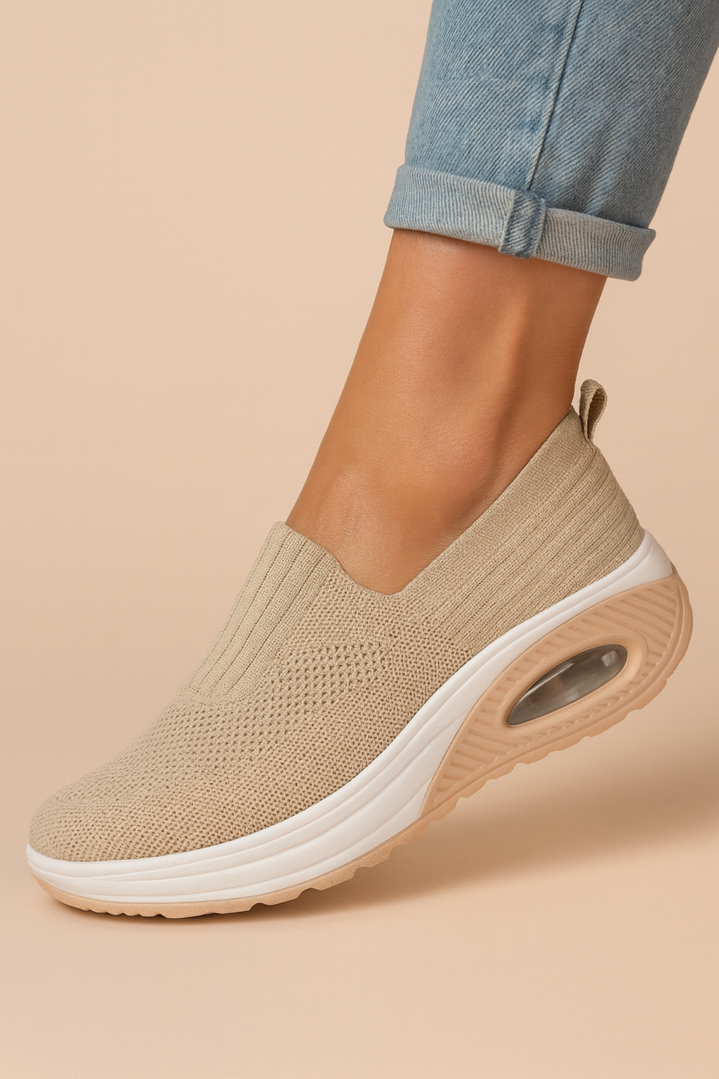 Sneakers femme avec amorti supérieur et conception slip-on pour un enfilage facile et un confort optimal.