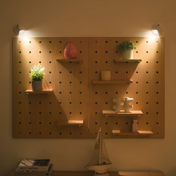 Luminaire LED sans fil LumaSpot orientable, avec télécommande, parfait pour accentuer votre décoration intérieure.