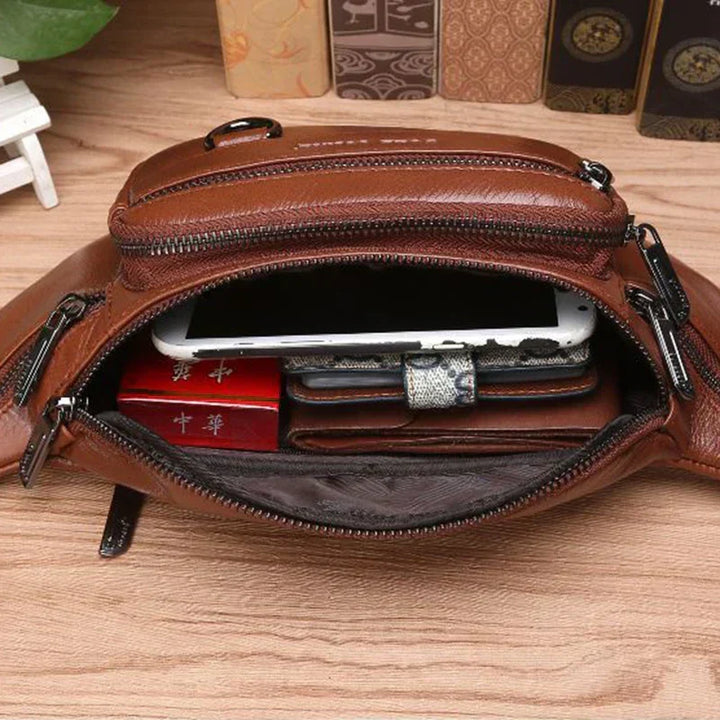 Sac banane homme en cuir marron, élégant, avec multiples compartiments pour une bonne organisation.