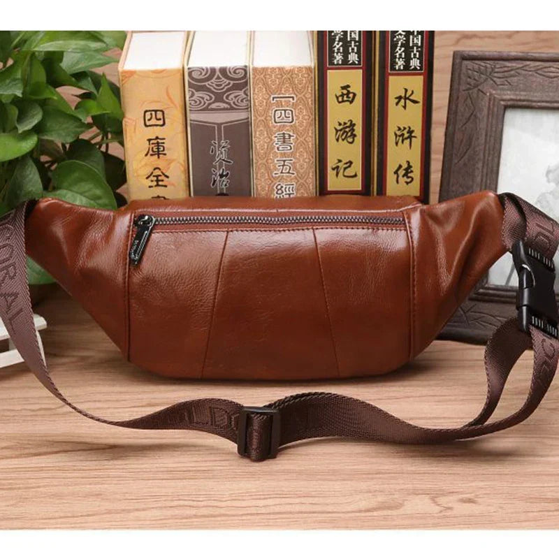 Sac banane homme en cuir véritable noir, chic et fonctionnel, pour vos essentiels de voyage.