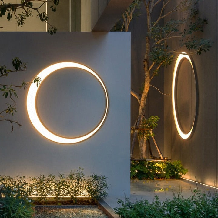 Éclairage mural extérieur LED moderne, forme circulaire, parfait pour décorer une façade ou une terrasse.