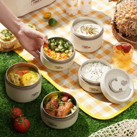Ensemble de lunchboxes empilables en acier inoxydable pour transporter facilement plusieurs repas chauds.