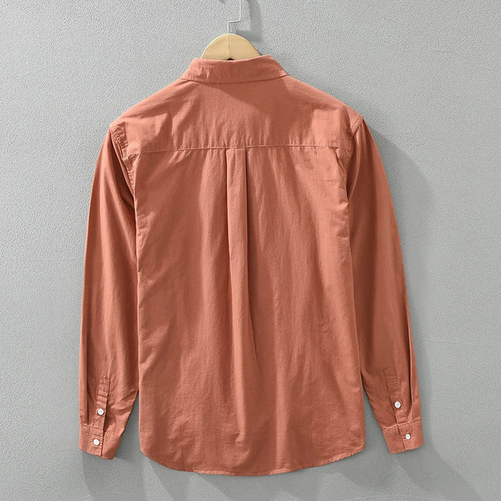 Chemise homme orange confortable, look intemporel. Vêtement polyvalent pour mode élégante ou casual.