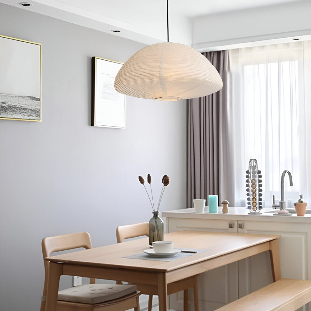 Lampe suspendue moderne minimaliste pour salon, éclairage doux, crée une ambiance chaleureuse.