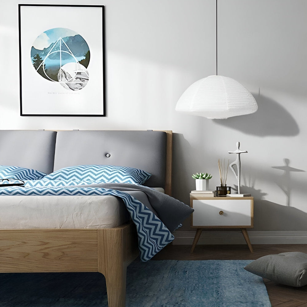 Luminaire moderne pour chambre, lampe suspendue design épuré, crée une ambiance apaisante.