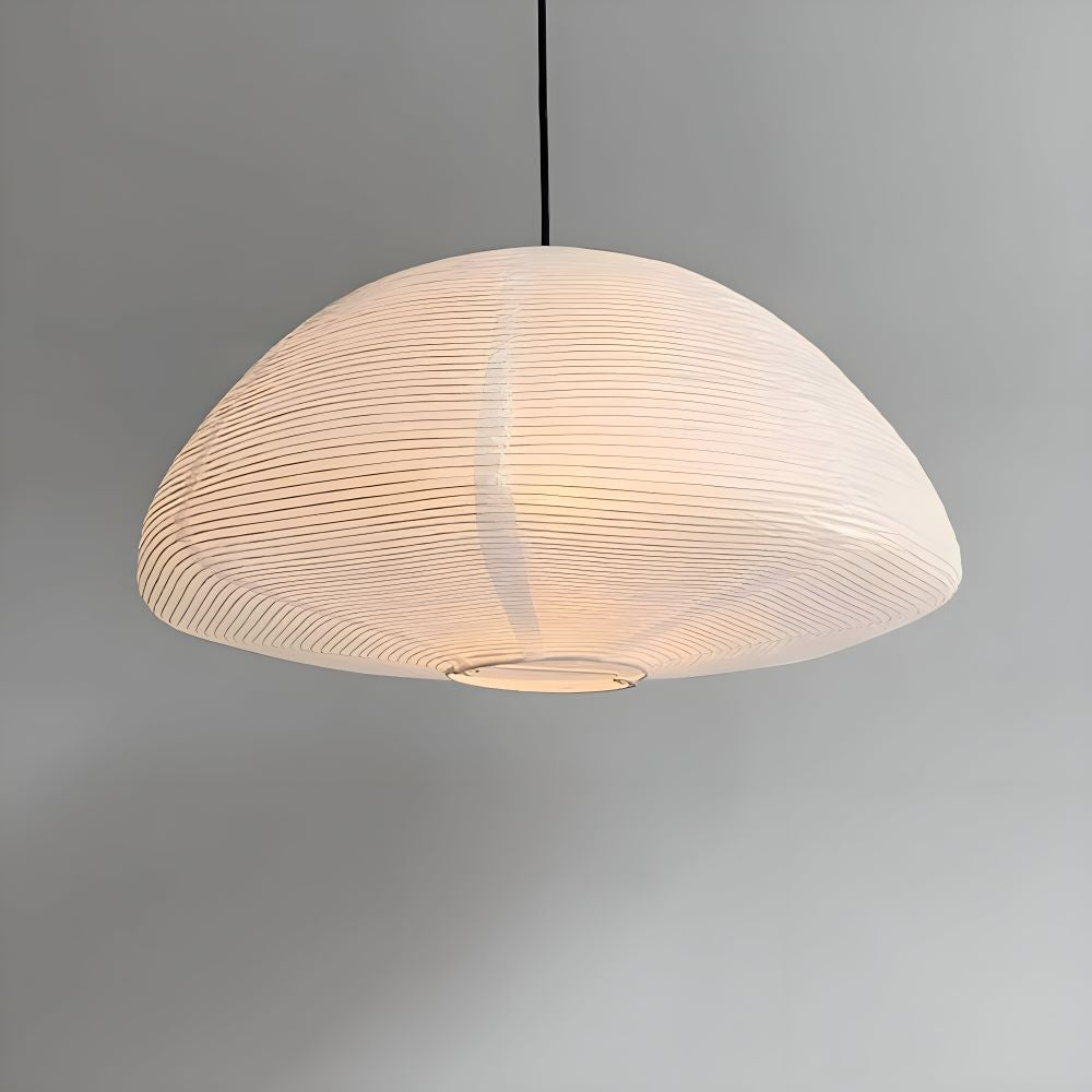 Luminaire design intérieur pour salle à manger, suspension contemporaine, style épuré.