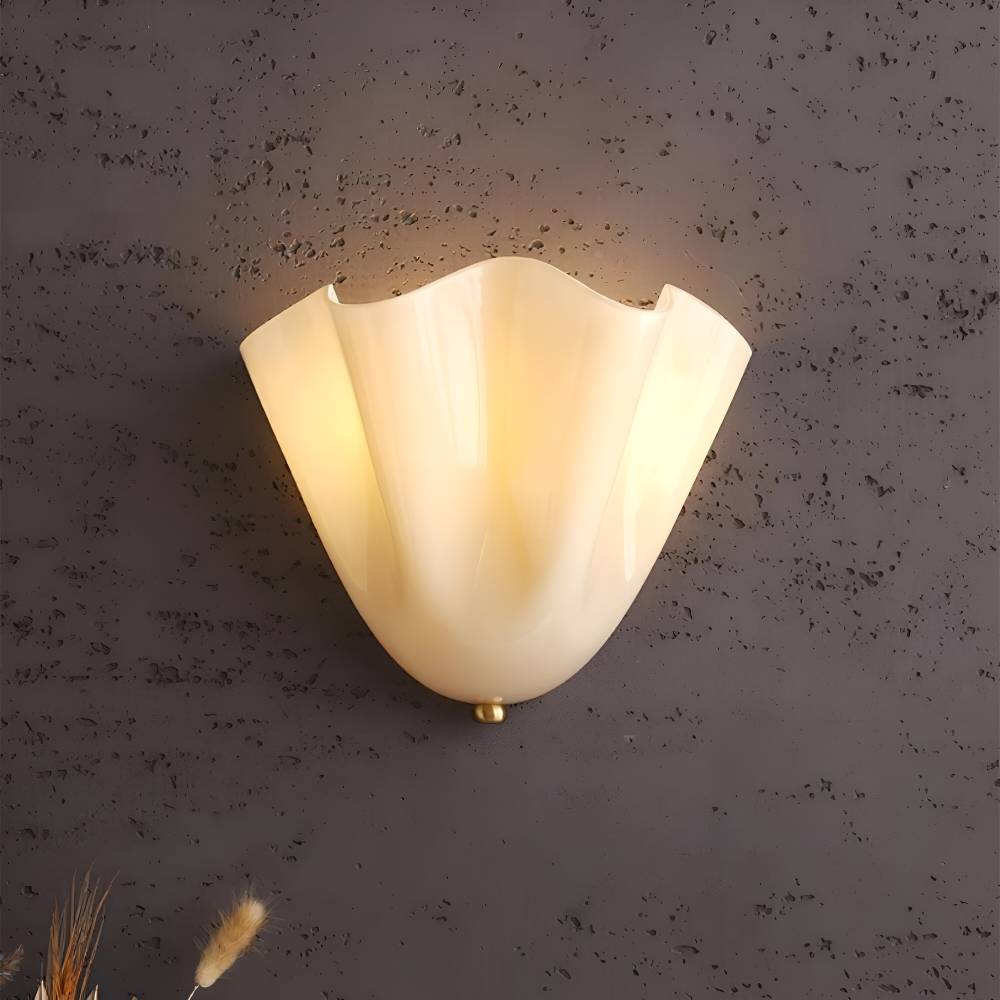 Applique murale design coquillage moderne pour salon, lumière d'ambiance LED élégante, décoration intérieure chic.