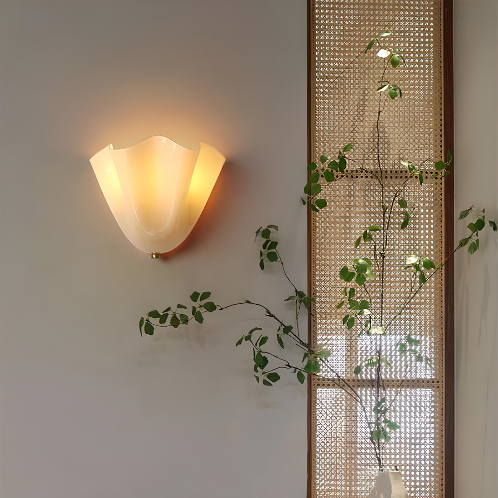 Luminaire mural style coquille, éclairage LED moderne et élégant, parfait pour chambre ou salon.