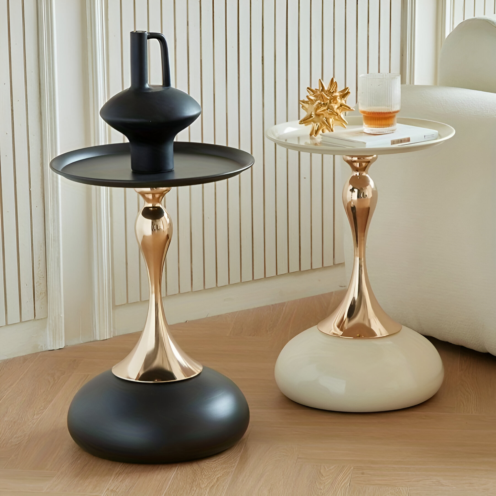 Table d'appoint ronde moderne en métal doré, idéale pour salon ou chambre, design élégant.