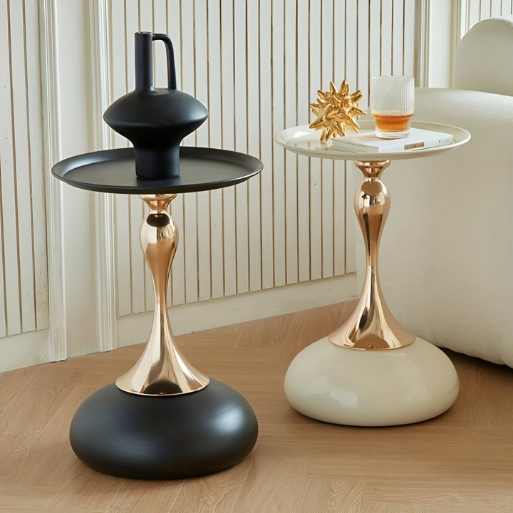 Table d'appoint ronde moderne en métal doré, idéale pour salon ou chambre, design élégant.