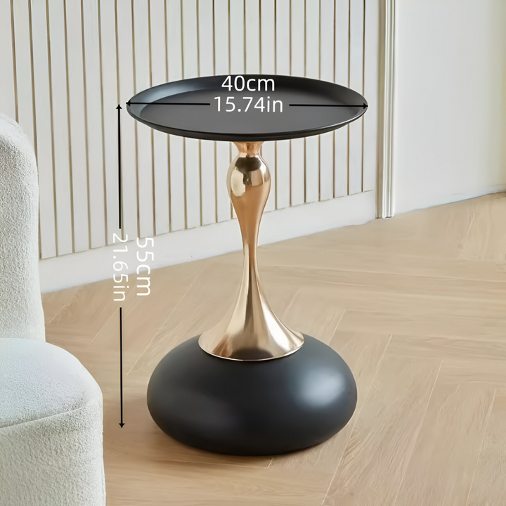 Profil de table d'appoint ronde en métal doré, design moderne et minimaliste, optimisant les petits espaces.
