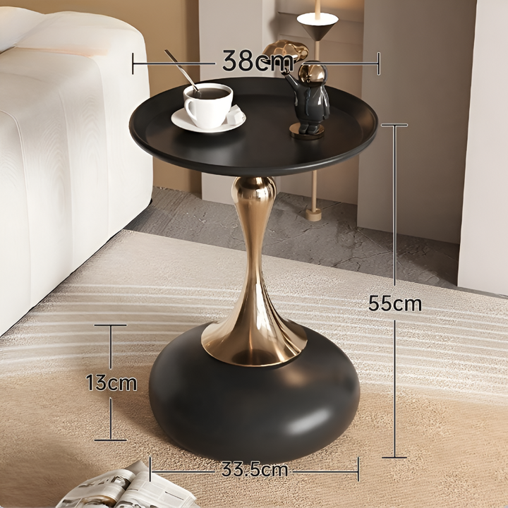 Plateau de table d'appoint ronde doré, surface lisse et brillante, design moderne pour mettre en valeur objets.