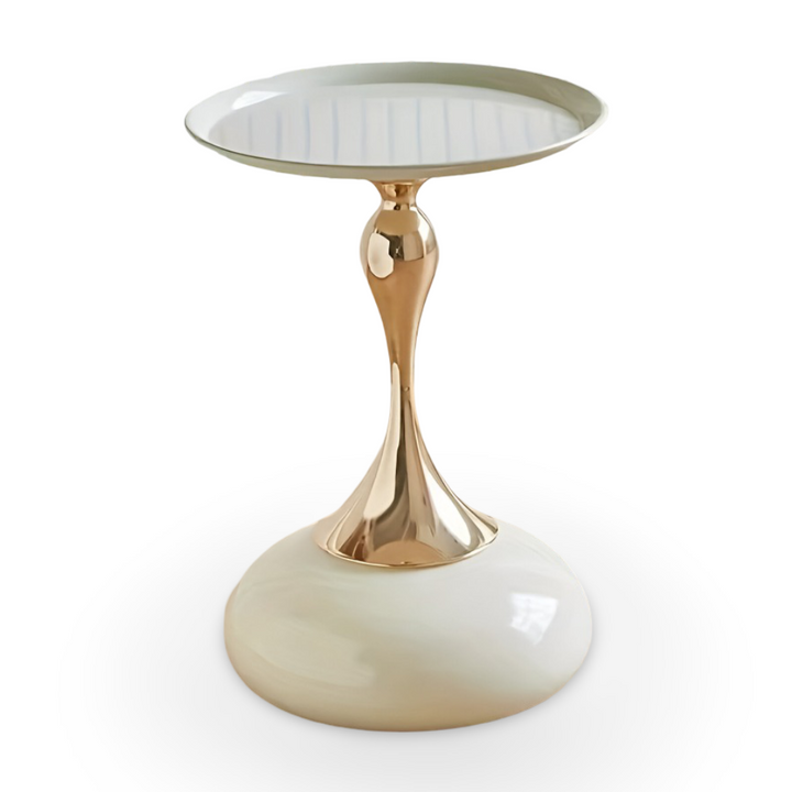 Table d'appoint dorée ronde près d'un canapé, style moderne et élégant, pour un salon confortable.
