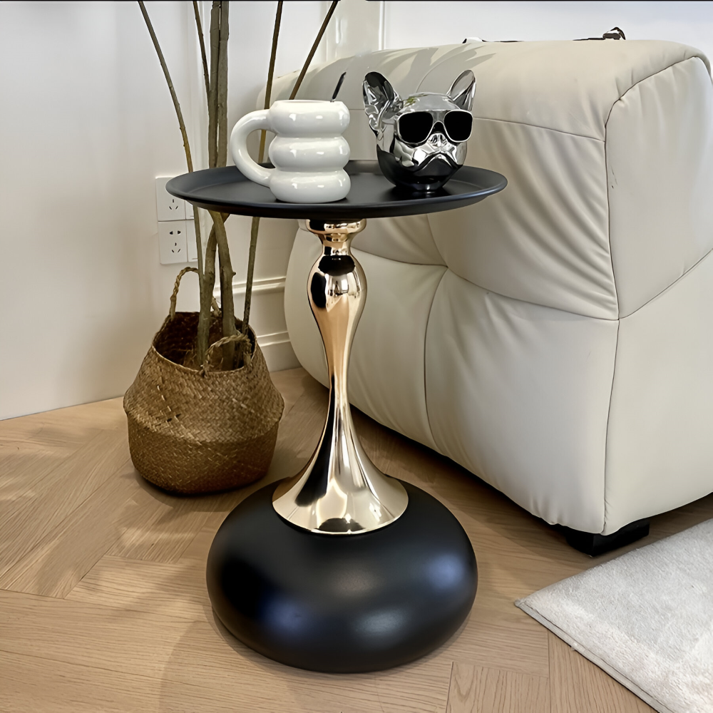 Table d'appoint dorée pour salon, ronde et élégante, parfaite comme support décoratif et fonctionnel.