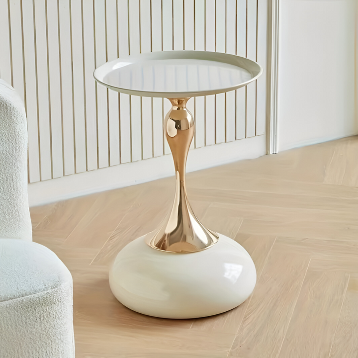 Vue détaillée: Table d'appoint ronde en métal doré, finitions modernes et design chic pour intérieur.