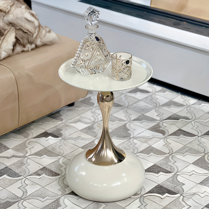 Table d'appoint ronde dorée, design moderne, pour lampe de chevet ou objets décoratifs dans le salon.