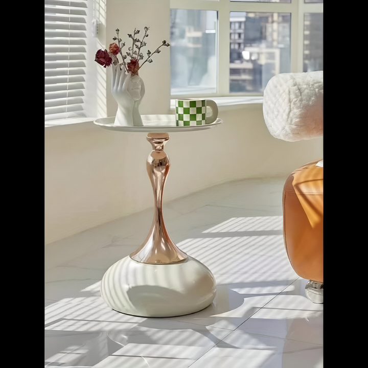 Mobilier d'appoint rond élégant en métal doré, design contemporain, parfait pour toute décoration moderne.