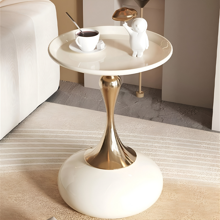 Table ronde dorée avec plateau, pieds en métal design moderne, pour un salon sophistiqué et stylé.