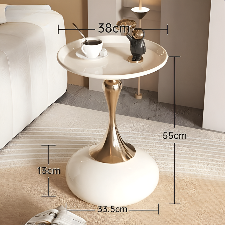 Élégante table d'appoint ronde dorée, ajout décoratif moderne pour le salon ou comme chevet de chambre.