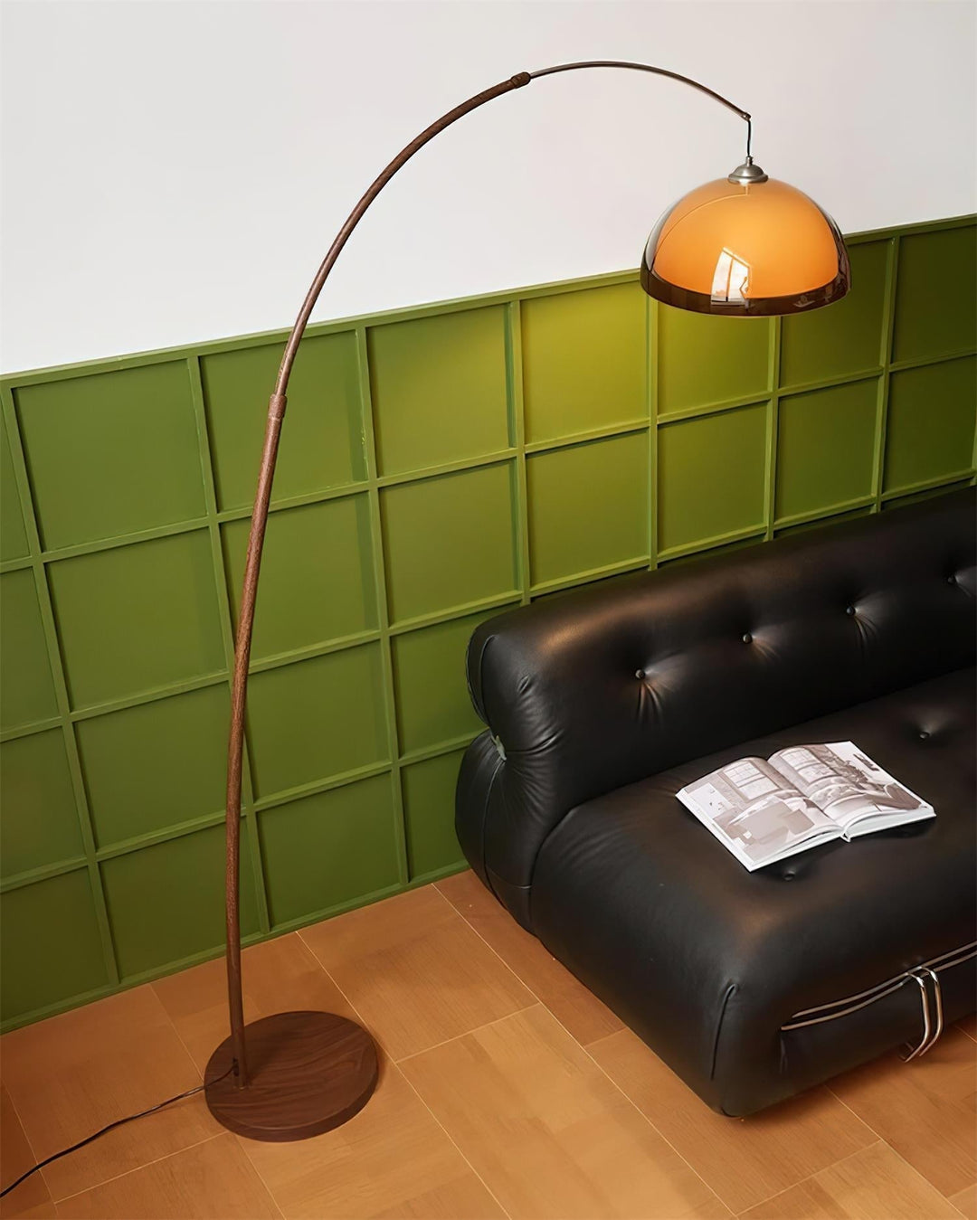 Gros plan du pied en noyer du lampadaire arc Ventoro, essentiel pour un décor moderne et lumière douce.