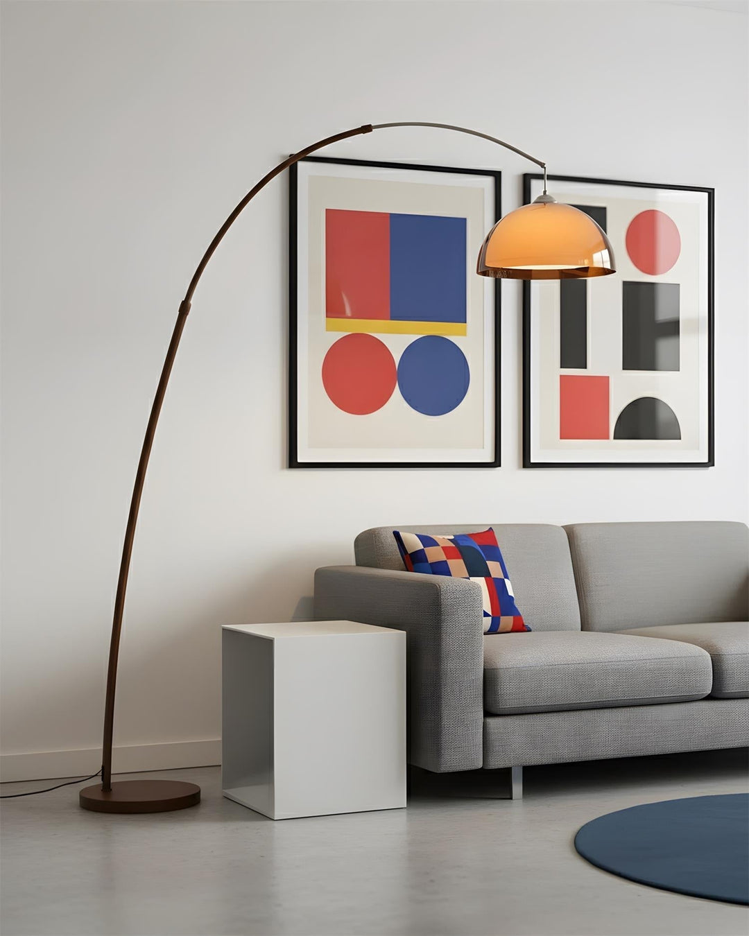 Design contemporain du lampadaire arc Ventoro, éclairage doux et décoratif pour un salon moderne.