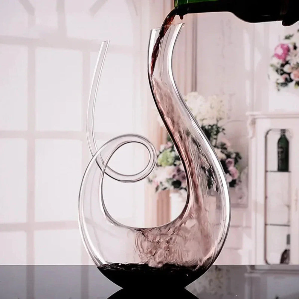 Élégante carafe décanter en cristal pour vin, améliorant l'aération et la dégustation, accessoire sommelier.