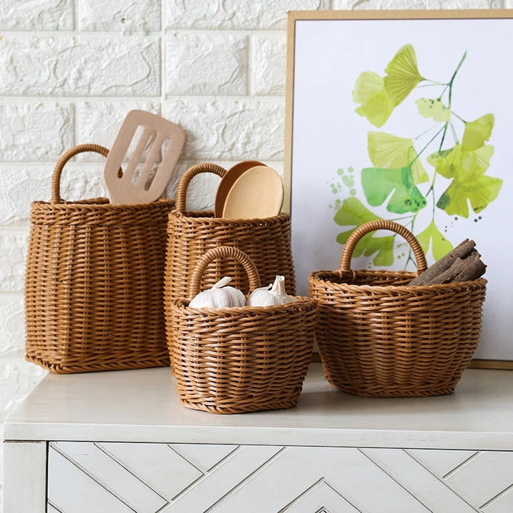 Panier mural décoratif pour plantes d'intérieur et accessoires de cuisine, ambiance nordique.