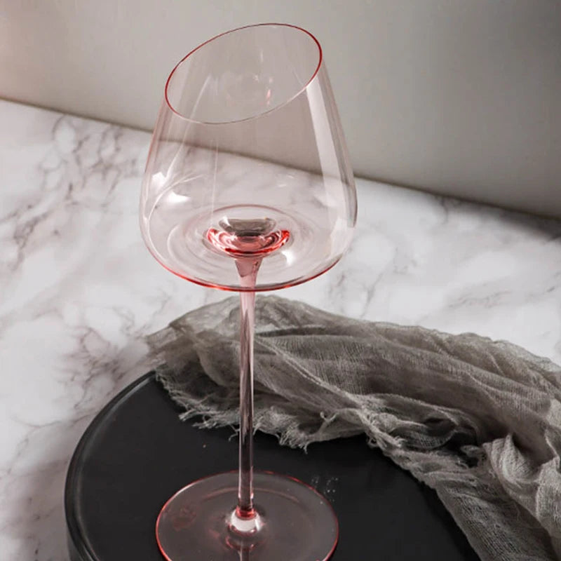 Verres à vin rose en cristal soufflé bouche pour une table élégante, parfaits pour célébrer vos événements.